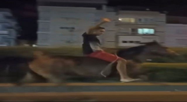 İzmirde at sırtında trafiğe çıktı