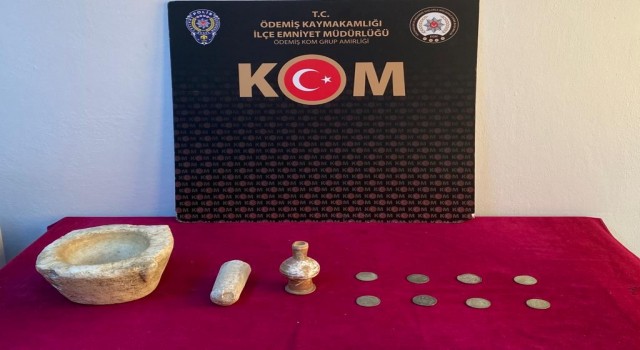 İzmirde bir eve tarihi eser baskını
