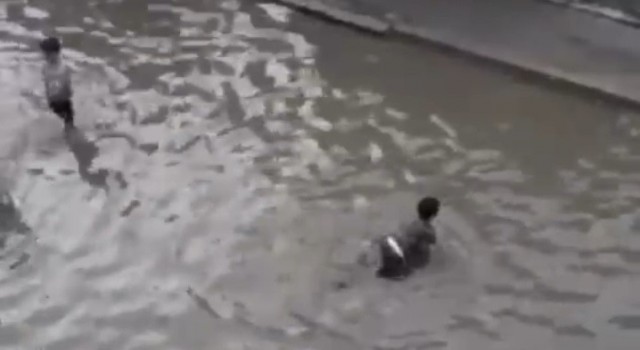 İzmirde göle dönen sokakta çocuklar yüzdü