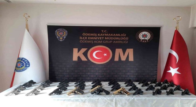 İzmirde nefes kesen ruhsatsız silah operasyonu: 2 gözaltı