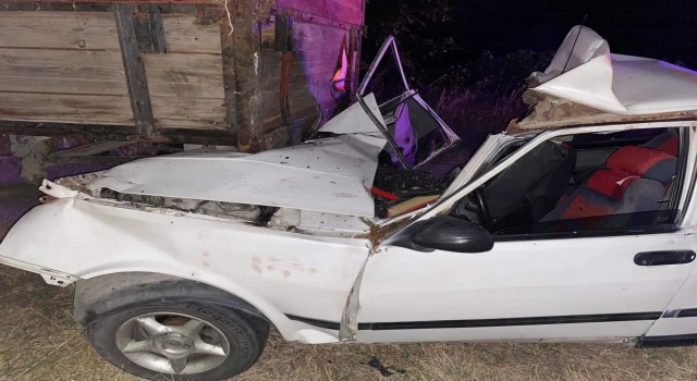 İzmirde otomobil traktör kasasına çarptı, 2 kardeşten biri öldü