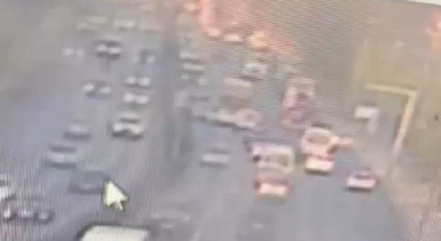 İzmirde savcı ve kızlarının yaralandığı kaza anı kamerada