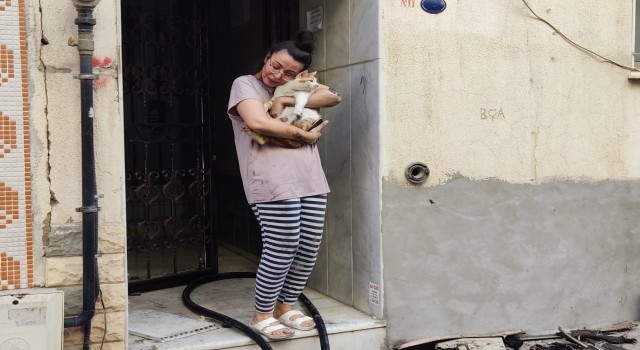 İzmirde yatağa bağımlı hastanın kaldığı evde yangın çıktı: Yaşlı kadın yaralandı