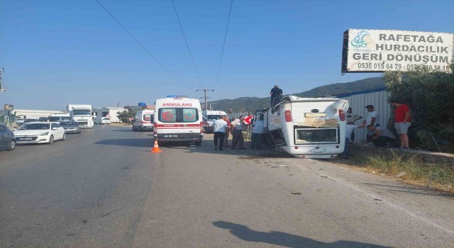 İzmirde yolcu minibüsü ile otomobil çarpıştı: 5 yaralı