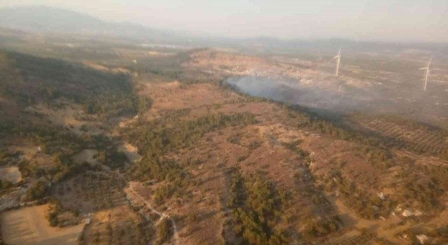 İzmirde ziraat arazisindeki yangına müdahale ediliyor