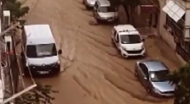 İzmiri ikinci kez sağanak vurdu