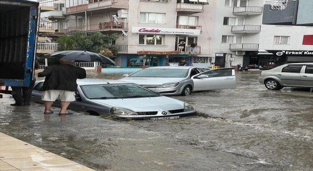 İzmiri yeniden şiddetli yağış vurdu