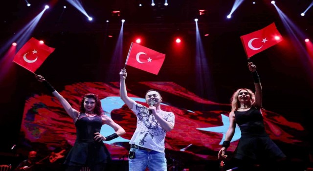İzmirliler 30 Ağustosu konserlerle kutladı