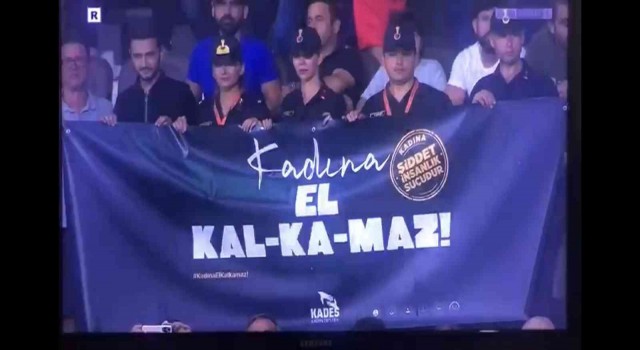Jandarmadan stadyumda, Kadına El Kalkamaz pankartı