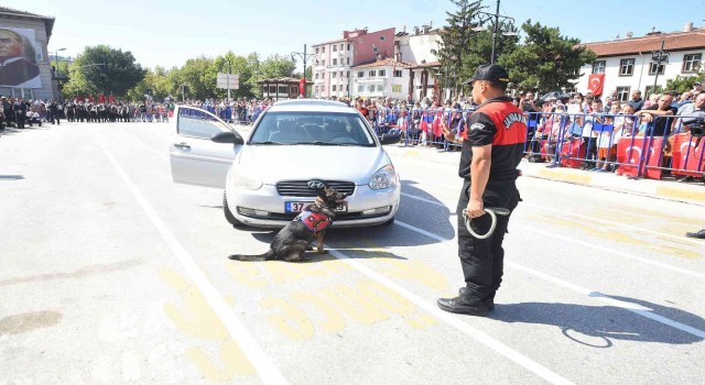 Jandarmanın eğitimli köpekleri Garip ve Testinin gösterileri büyük alkış aldı
