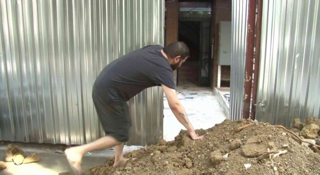 Kadıköyde apartman girişine moloz döktüler, bina sakinleri mahsur kaldı