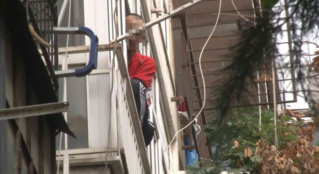 Kadıköyde boşandığı eşinin evini bastı: 2 kişiyi yaraladı, kendini eve kapattı