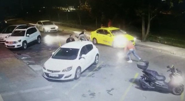 Kadıköyde motokuryeden çevreyi rahatsız eden kişilere Mike Tyson yumruğu kamerada