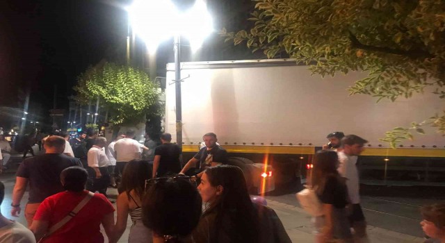 Kadıköyde sokakta sıkışan tır trafiği felç etti
