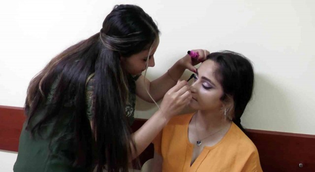 Kadınlar, Temel Makyaj Kursunda kendilerini geliştiriyor