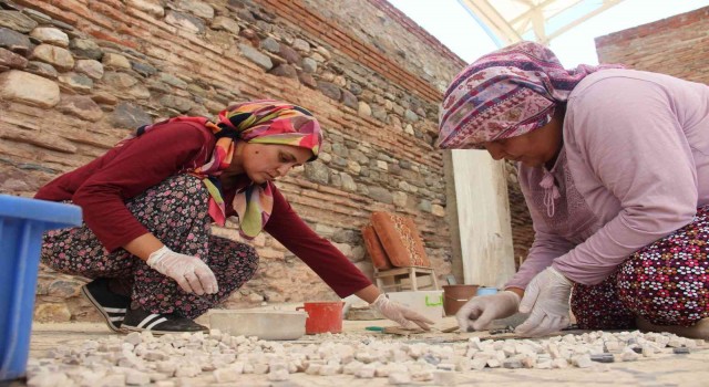 Kadınlardan bin 700 yıllık Sardes antik kentine ince dokunuş