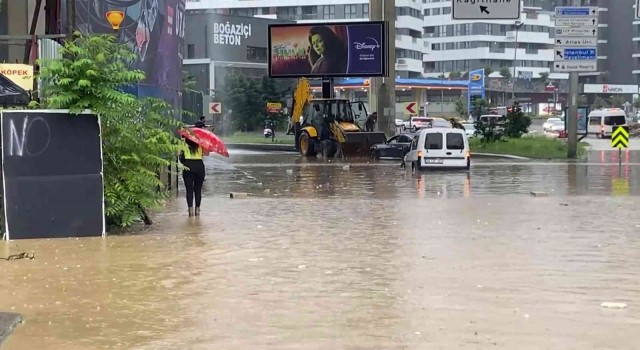 Kağıthane Cendere Caddesi su bastı araçlar sular altında kaldı