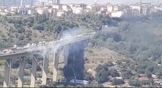 Kağıthane Sadabad Viyadüğünde bir otomobil alev alev yandı