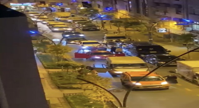 Kağıthanede asker eğlencesinde konvoy yapan bir grup caddeyi trafiğe kapatarak eğlendi