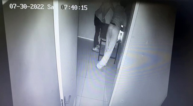 Kağıthanede camide sadaka kutusundan hırsızlık kamerada