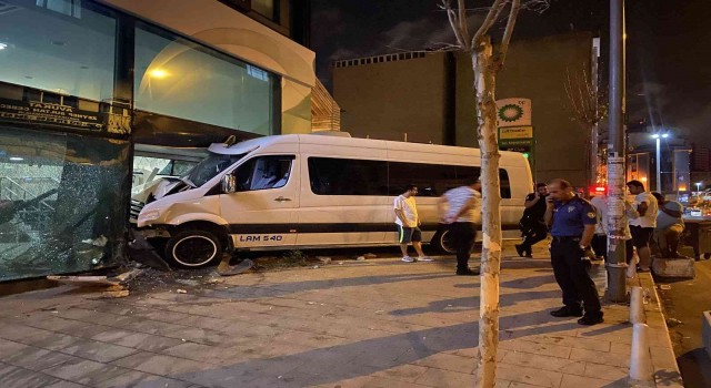 Kağıthanede öksürük krizi tutan şoför, servis aracıyla bankaya girdi: 1 yaralı