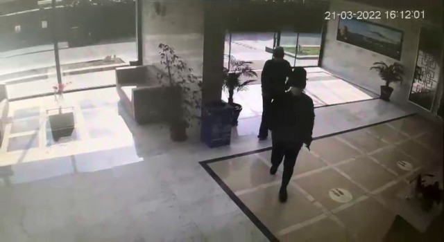 Kağıthanede rezidanslara dadanan maskeli kadın hırsızlar kamerada