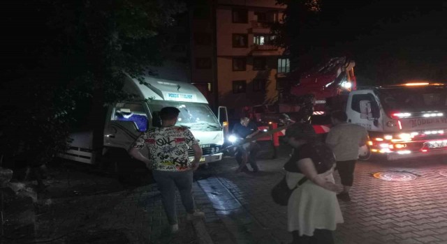 Kagıthanede yokuş aşağı kaçan nakliye kamyonu devrilerek durabildi