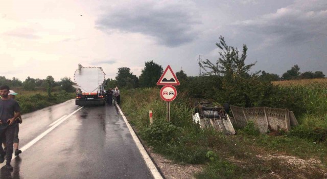 Kamyona çarpan hafif ticari araç su kanalına düştü
