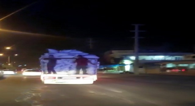 Kamyonet kasasında pes dedirten yolculuk kamerada