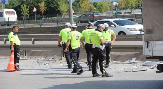 Kamyonetten yola düşen mermerler trafik polisini yaraladı