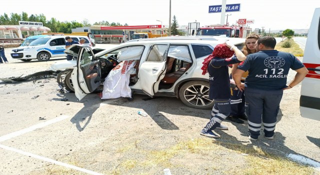 Kamyonla çarpışan otomobil hurdaya döndü: 1 ölü, 2 yaralı