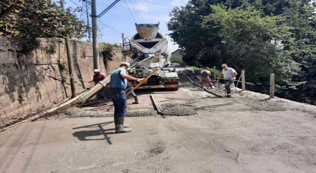 Kandillide iki ayrı mahallede beton yol yapıldı