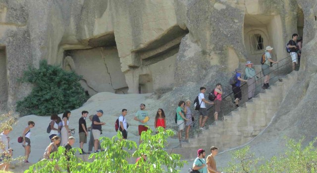 Kapadokyadaki kiliseleri gezmek için dakikalarca sıra beklediler