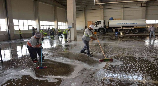 Kapalı pazar yıkanarak temizlendi