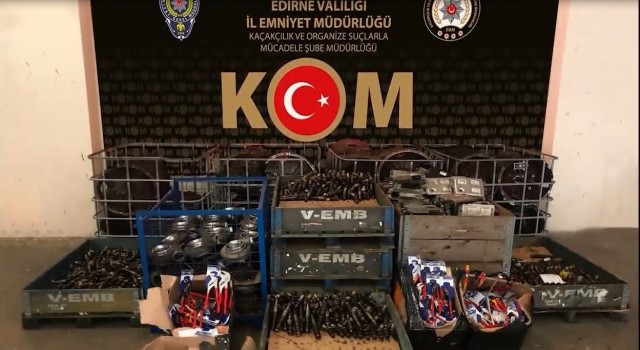 Kapıkulede tırda 695 adet kaçak oto parçası ele geçirildi