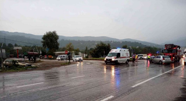 Karabükte iki otomobil çarpıştı: 2 ağır yaralı