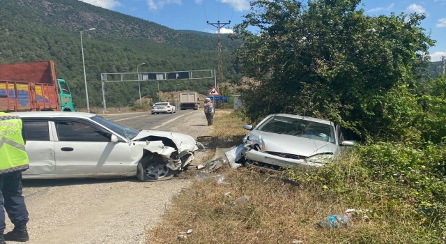 Karabükte iki otomobil kafa kafaya çarpıştı: 5 yaralı