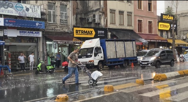 Karaköyde sağanak yağış etkili oldu