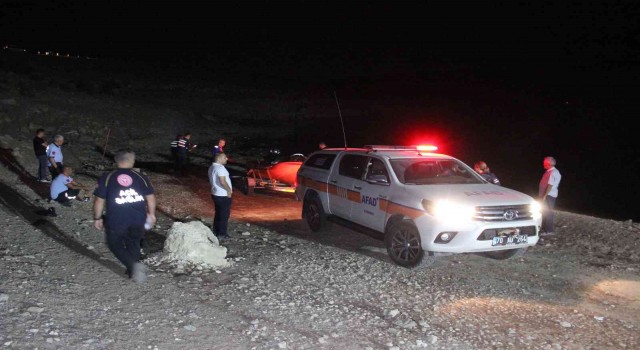 Karamanda baraja düşen hafif ticari araç bulundu