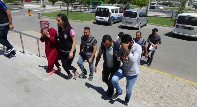 Karamanda kuyumcuya sahte altın satan 2 şüpheliden 1i tutuklandı