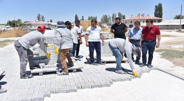Karatayın dört bir tarafında parke yol çalışmaları sürüyor