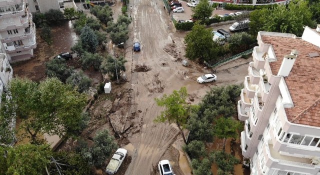 Karayla denizin birleştiği Mudanyada temizlik çalışmaları sabaha kadar sürecek