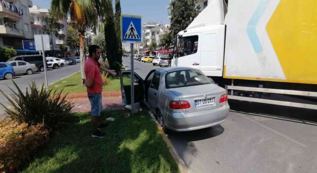 Kargo kamyonu otomobile çarptı
