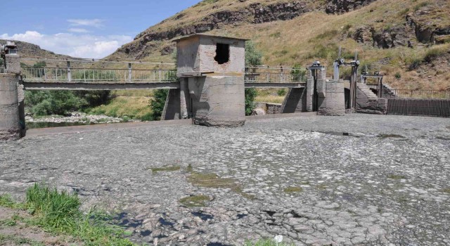Kars Çayına bırakılan atıklar barajda toplandı