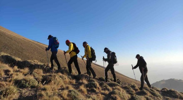 Karslı dağcılar Süphan Dağına tırmandı
