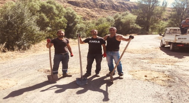 Karsta bozuk yolları santral çalışanları doldurdu