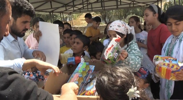 Karsta dağıttıkları oyuncaklarla çocukları sevindiriyorlar