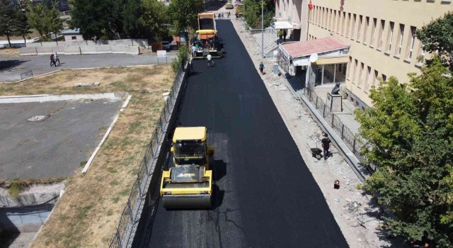 Karsta yollar yapılıyor, vatandaşların yüzü gülüyor