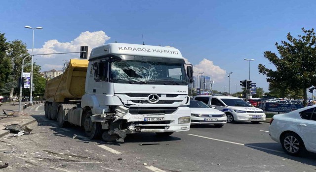 Kartalda hafriyat kamyonu, scooter yüklü panelvan minibüse çarptı