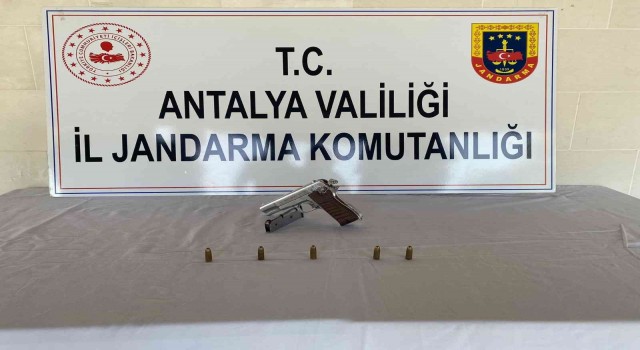 Kaşta jandarma ruhsatsız tabanca ele geçirdi